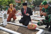 Wakil Bupati Trenggalek Syah Muhammad Natanegara (tengah) doakan veteran yang sudah meninggal di TMP, Jum’at (15/8/2025).