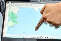 Staf Bagian Pemerintahan Setda Trenggalek tunjukan batas laut Trenggalek
