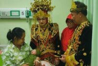 Didampingi istrinya, Direktur RSUD dr. Soedomo Trenggalek Rofiq Hindiono kunjungi kamar ibu bayi yang lahir 17 Agustus.