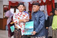 Bupati Trenggalek Mochamad Nur Arifin berikan SK kepada Heri Yulianto untuk memimpin Badan Kepegawaian Daerah Kabupaten Trenggalek. (Prokopim TGX)