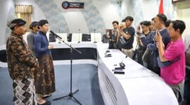 Bupati Trenggalek Mochamad Nur Arifin melakukan konferensi pers di Gedung Smart Center, Selasa (2/9/2025).