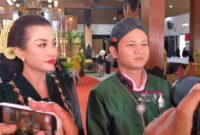Saat Bupati Trenggalek Mochamad Nur Arifin bersama istrinya dikonfirmasi awak media usai lakukan serangkaian upacara adat memperingati Hari Jadi Trenggalek ke-831.