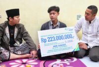 Bupati Trenggalek Mochamad Nur Arifin serahkan santunan jaminan kecelakaan kerja dan beasiswa kepada keluarga korban laka laut di Pantai Ngampiran, Kecamatan Munjungan sebesar Rp223 juta.