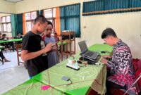 Wildan Bisri Mustofa selaku Wakil Sekretaris Umum ESI Trenggalek jadi juri dalam turnamen Mobile Legends antar siswa di SMPN 2 Karangan.