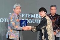 Sekda Trenggalek Edy Soepriyanto terima penghargaan SIPP Award yang diadakan oleh Koalisi Ekonomi Membumi, APKASI dan Traction Energy Asia.