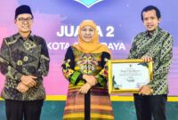 Wakil Bupati Trenggalek Syah Muhammad Natanegara (kanan) memperlihatkan penghargaan yang berhasil diraih dalam ajang Gebyar Ekonomi Syariah (FESyar) Jawa 2025 di Surabaya.