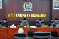 Rapat Paripurna di DPRD Trenggalek dengan agenda penyerahan nota APBD Trenggalek 2026. Nampak Wakil Bupati Trenggalek Syah Muhammad Natanegara, Ketua DPRD Trenggalek Doding Rahmadi, M. Hadi dan Subadianto yang masing-masing merupakan Wakil Ketua DPRD Trenggalek.