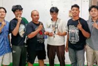 Pemberian hadiah pada pemenang Turnamen Mobile Legends tingkat kabupaten yang digelar di Warkop Cak Im, Desa Ngadirenggo, Kecamatan Pogalan.