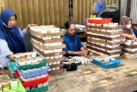 Pekerja di salah satu pabrik rokok di Trenggalek tengah menyortir rokok sebelah dilakukan pengepakan.