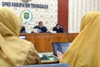 Bapemperda DPRD Trenggalek rapat kerja dengan Bagian Hukum, Asisten III, dan Bakeuda, Senin (27/10/2025).