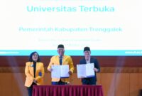 Bupati Trenggalek Mochamad Nur Arifin bersama Rektor UT Prof. Ali Muktiyanto tunjukan nota kerjasama yang baru saja ditandatangani. Senin (27/10/2025).