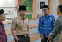 Bupati Trenggalek Mochamad Nur Arifin berbincang dengan kuasa hukum anggota koperasi Madani di Gedung Bhawarasa lantai dua.
