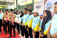 Bupati Trenggalek Mochamad Nur Arifin serahkan bantuan secara simbolis kepada atlet peraih medali dalam ajang Porprov Malang kemarin di GOR Jwalita Trenggalek.