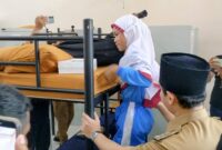 Bupati Trenggalek Mochamad Nur Arifin suruh salah satu siswa Sekolah Rakyat Trenggalek menjajal kasur baru asrama.
