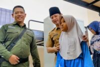 Bupati Trenggalek Mochamad Nur Arifin antarkan anak melihat tempat tidurnya di asrama Sekolah Rakyat Trenggalek