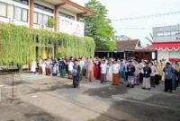 ASN di lingkungan Sekretariat Daerah (Setda) Trenggalek kenakan baju muslim saat apel pagi.