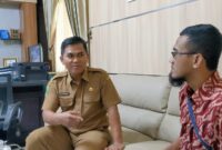 Plt. Kepala Dinas PUPR Trenggalek, Anjang Purwoko (kiri) saat dikonfirmasi awak media, Senin (5/10/2025).