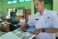 Kepala SMPN 1 Trenggalek, Mokhamad Amir Mahmud memperlihatkan daftar keluhan yang dilayangkan ke dapur PPPG Karangsoko 2.