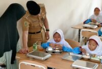 Ilustrasi, saat Bupati Trenggalek Mochamad Nur Arifin didampingi tenaga pendidik kunjungi proses Makan Bergizi Gratis di Sekolah Rakyat Trenggalek.