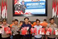 Konferensi pers Satresnarkoba Polres Trenggalek yang telah berhasil mengamankan 13 kasus narkoba dan menyita ratusan botol miras ilegal, Selasa (30/9/2025).