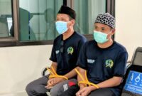 Masduki (kiri) dan Faisol (kanan) dibawa ke Kejaksaan Negeri Trenggalek untuk dimintai keterangan terkait kebenaran isi berkas perkara.