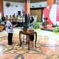 Novita Hardini dikukuhkan sebagai Bunda Guru PGRI Trenggalek oleh Ketua PGRI Provinsi Jawa Timur di Pendopo Manggala Praja Nugraha, Rabu (29/10/2025).