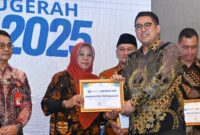Ratna Sulistiyowati, Kepala Bappedalitbang Trenggalek terima penghargaan UI Green City Metric 2025.