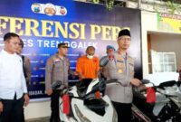 Kapolres Trenggalek AKBP Ridwan Maliki tunjukan barang bukti saat konferensi pers di Mapolres Trenggalek, Senin (27/10/2025).