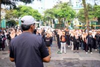 Sekda Trenggalek, Edy Soepriyanto ajak ASN dan PKL bersihkan alun-alun Trenggalek.