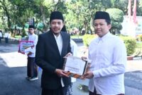 Wabup Trenggalek serahkan hadiah kepada perwakilan kontingen Trenggalek yang berhasil meraih juara dalam ajang Musabaqah Tilawatil Quran (MTO) tingkat provinsi di halaman Pendopo Manggala Praja Nugraha Trenggalek.