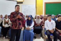 Wakil Rektor II ITB Trenggalek, Aditya Surya Nugraha (berdiri) di hadapan mahasiswa.