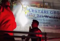 Damkar Trenggalek berusaha memadamkan kobaran api pada Toko Sri Lestari Grosir barat Pasar Pon Trenggalek.