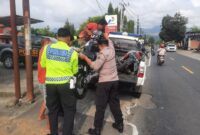 Kendaraan korban dinaikkan ke mobil polisi.