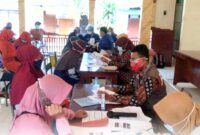 Penyaluran bantuan Program Keluarga Harapan kepada penerima manfaat oleh pendamping PKH Trenggalek.