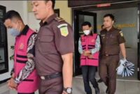 Doc. Para terdakwa kasus korupsi KUR Porang dibawa keluar Kejaksaan Negeri Trenggalek. Rabu, (12/2/2025).
