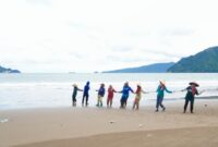 Aktivitas nelayan jaring tarik di pesisir Pantai Prigi Trenggalek. Teluk Prigi nampak bersih hanya ada dua kapal besar yang tengah melakukan survei seismik laut. Padahal biasanya dipenuhi kapal nelayan dan rumpon.