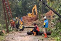 BPBD Trenggalek bersihkan material longsor di Desa Dawuhan, Minggu (2/10/2025).