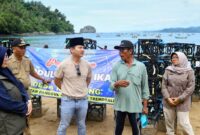 Bupati Trenggalek Mochamad Nur Arifin bersama DKP Jatim bercengkrama dengan nelayan lokal di Pantai Joketro, Desa Wonocoyo, Kecamatan Panggul.