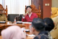 Saat Bupati Trenggalek Mochamad Nur Arifin rapat monitoring dan evaluasi pencegahan dan penanggulangan perkawinan anak bersama Pemerintah Provinsi Jawa Timur, Senin (24/11/2025).