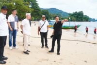 Bupati Trenggalek pamerkan keindahan pantai Mutiara kepada tamu investor dari Bali, Rabu (5/11/2025).