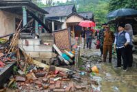 Bupati Trenggalek Mochamad Nur Arifin tinjau rumah korban longsor di Desa Depok, Kecamatan Bendungan, Senin (3/11/2025).