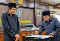 Disaksikan Wakil Bupati Trenggalek Syah Muhammad Natanegara, Doding Rahmadi menandatangani draf Ranperda APBD Trenggalek tahun anggaran 2026 saat Paripurna, Rabu (26/11/2025).