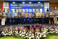 Foto bersama ke-17 kabupaten/kota di Indonesia yang menerima predikat Daerah Tertib Ukur (DTU) dari Kementerian Perdagangan RI, Kamis (27/11/2025).