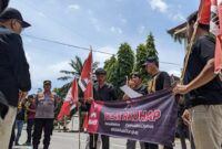 GMNI Trenggalek datangi kantor DPRD, mereka minta jangan sahkan dulu RUU KUHAP.