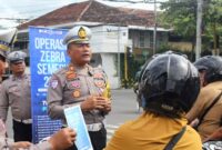 Kasatlantas Polres Trenggalek AKP Sony Suhartanto sosialisasikan seluk beluk sasaran prioritas dalam Operasi Zebra Semeru tahun 2025 di simpang Widowati, Selasa (18/11/2025).