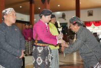 Keris milik Presiden Prabowo Subianto hadir di Pameran Keris Trenggalek. Keris diterima langsung oleh Bupati Trenggalek Mochamad Nur Arifin. (Prokopim TGX)