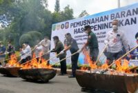 Pemkab Trenggalek bersama Bea Cukai Blitar memusnahkan 520 Ribu Batang Rokok Ilegal, Rabu (19/11/2025).