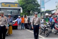Satlantas Polres Trenggalek ajak pengendara mengheningkan cipta di tengah jalan saat hari pahlawan.