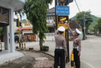 Satlantas Polres Trenggalek bersihkan rambu-rambu pengawasan CCTV di simpang empat nirwana yang penuh coretan cat vandalisme.