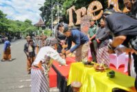 47 Kelompok Seni Iringi Kirab Pusaka saat Pembukaan Pameran Keris di Trenggalek